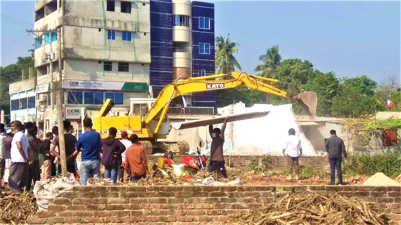 নবাবগঞ্জে দশ বছর পর জমির দখল পেলেন মালিক