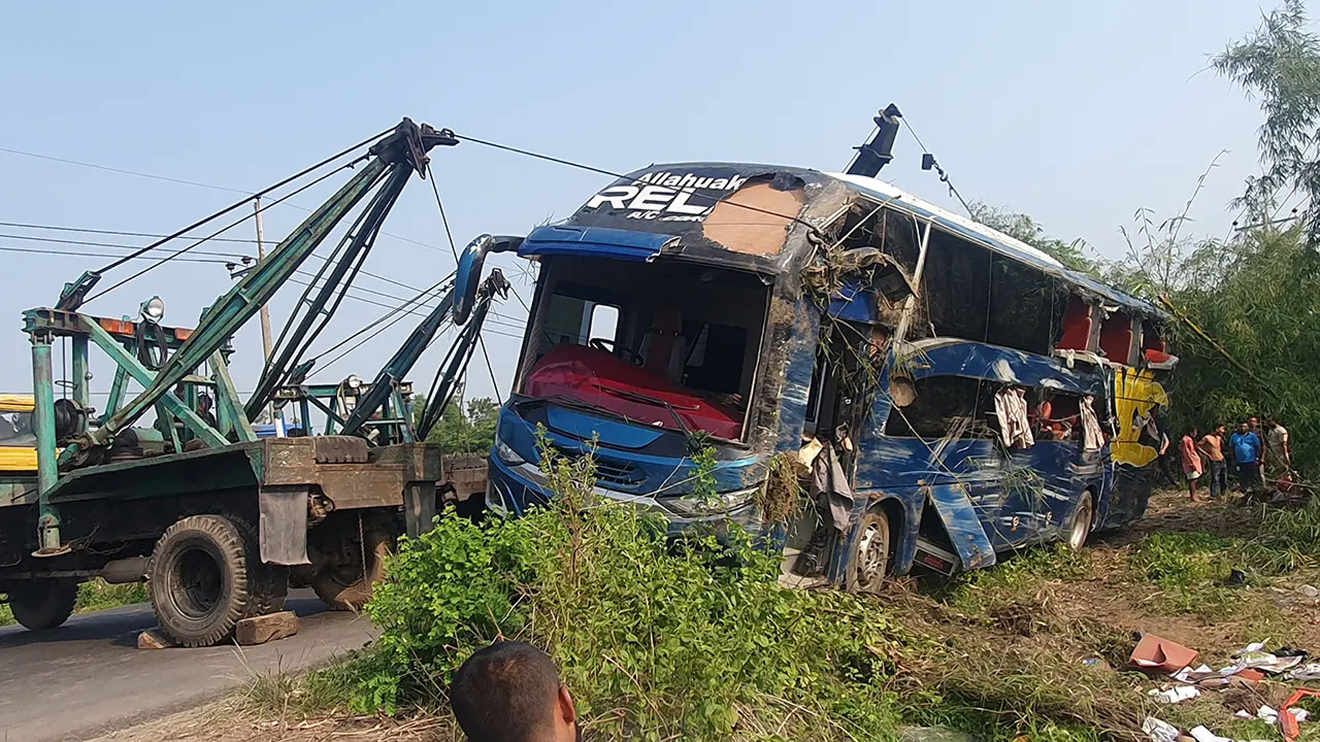 কুমিল্লায় নিয়ন্ত্রণ হারিয়ে উল্টে গেল বাস, নিহত ৫