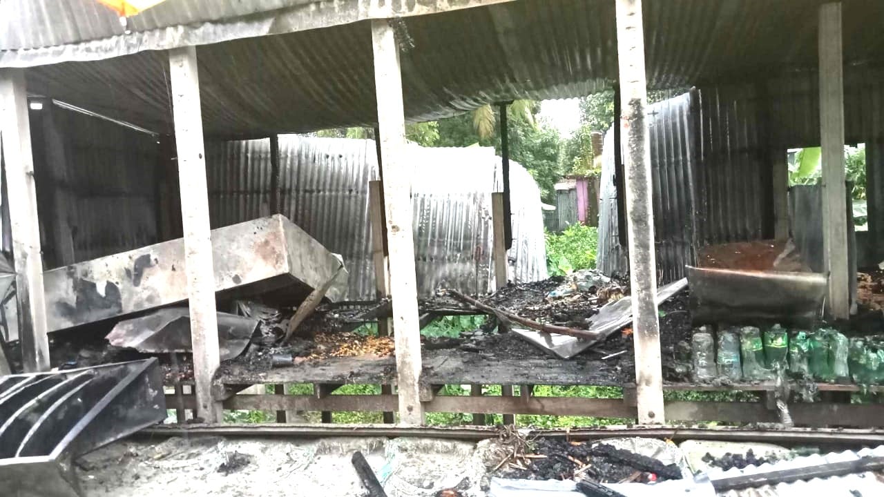 ঢাকার নবাবগঞ্জে অগ্নিকাণ্ডে মুদি দোকান পুড়ে ছাই